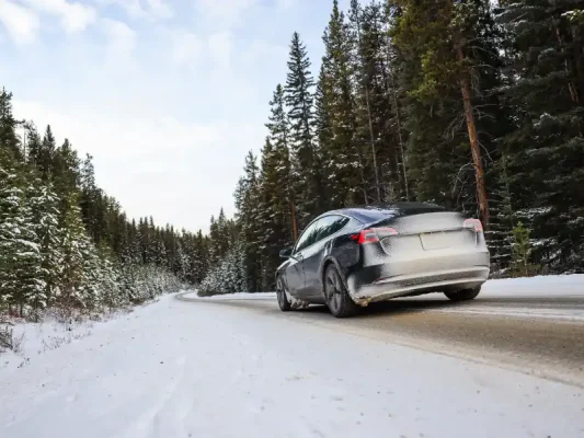 macchina-su-strada-innevata