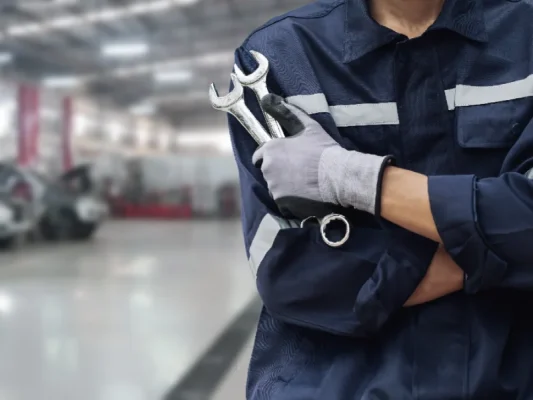 meccanico-con-chiave-inglese