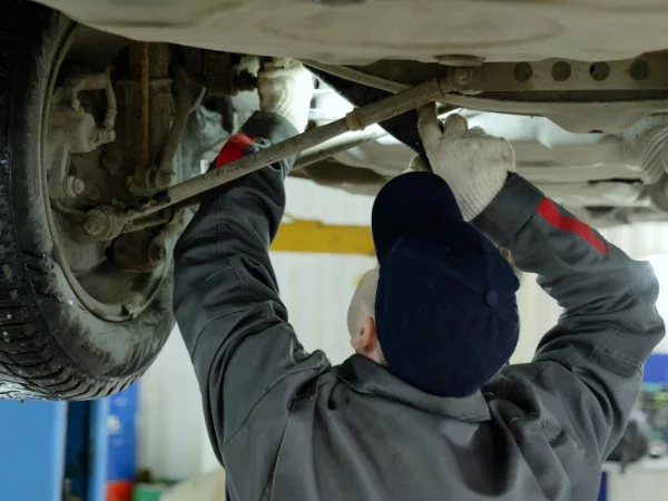 meccanico-tagliando-macchina