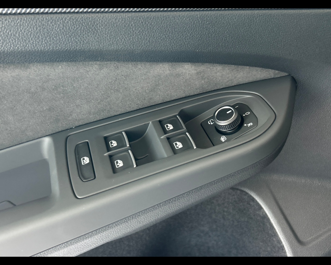 Volkswagen Golf 8ª serie Golf 1.5 eTSI 150 CV DSG R-Line - immagine 8