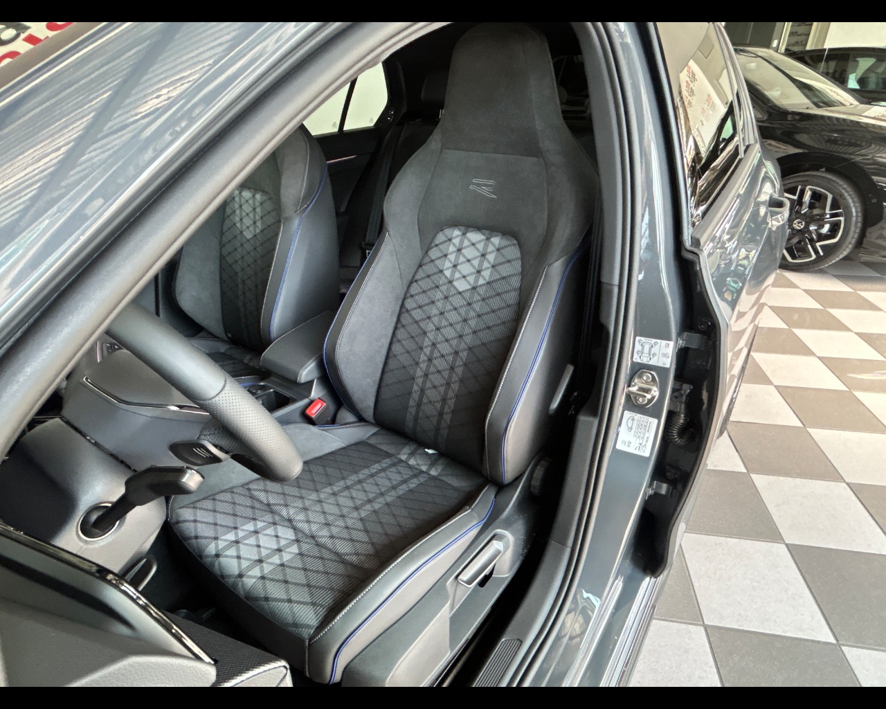 Volkswagen Golf 8ª serie Golf 1.5 eTSI 150 CV DSG R-Line - immagine 26