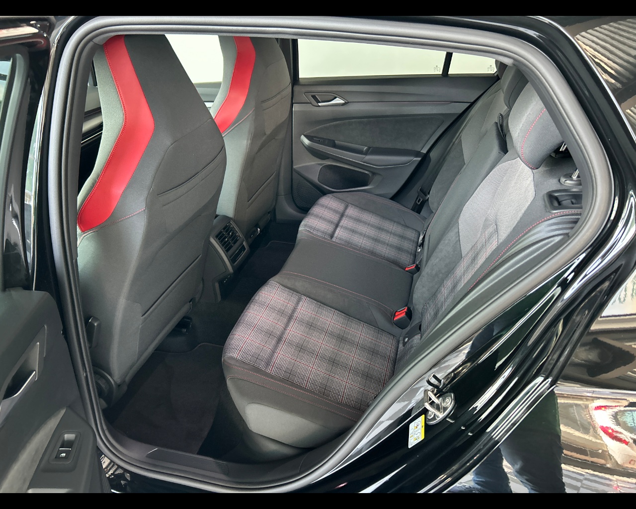 Volkswagen Golf 2.0 TSI GTI DSG - immagine 32