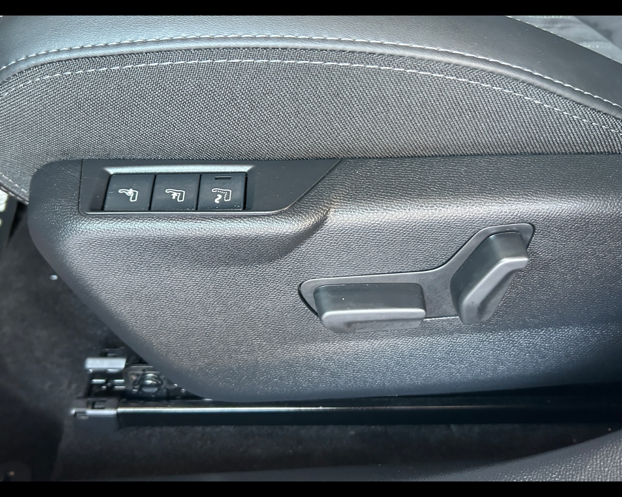 Peugeot 208 2ª serie 208 Hybrid 145 e-DCS6 5 porte GT - immagine 29