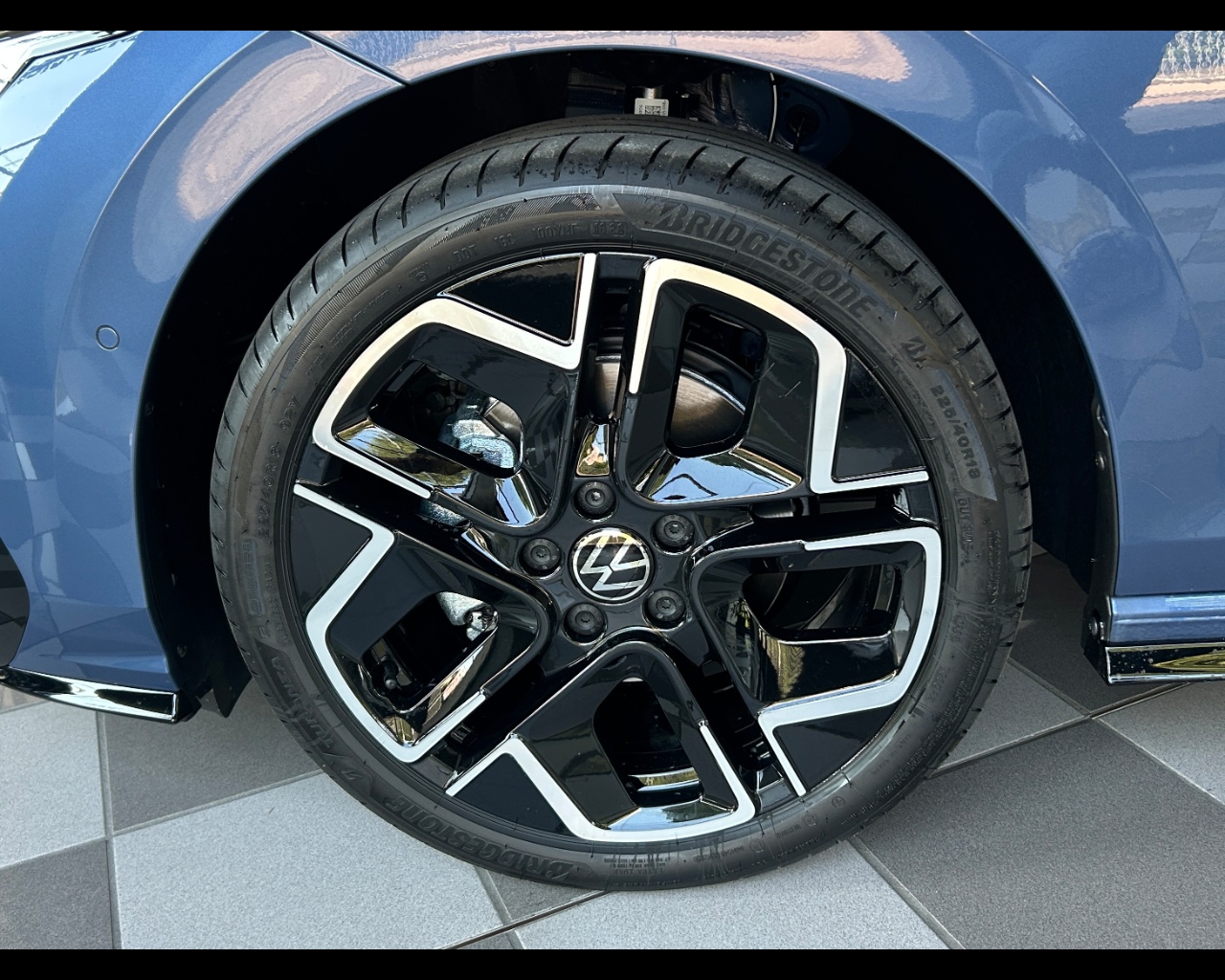 Volkswagen Golf 8ª serie Golf 1.5 eTSI 150 CV DSG R-Line - immagine 2
