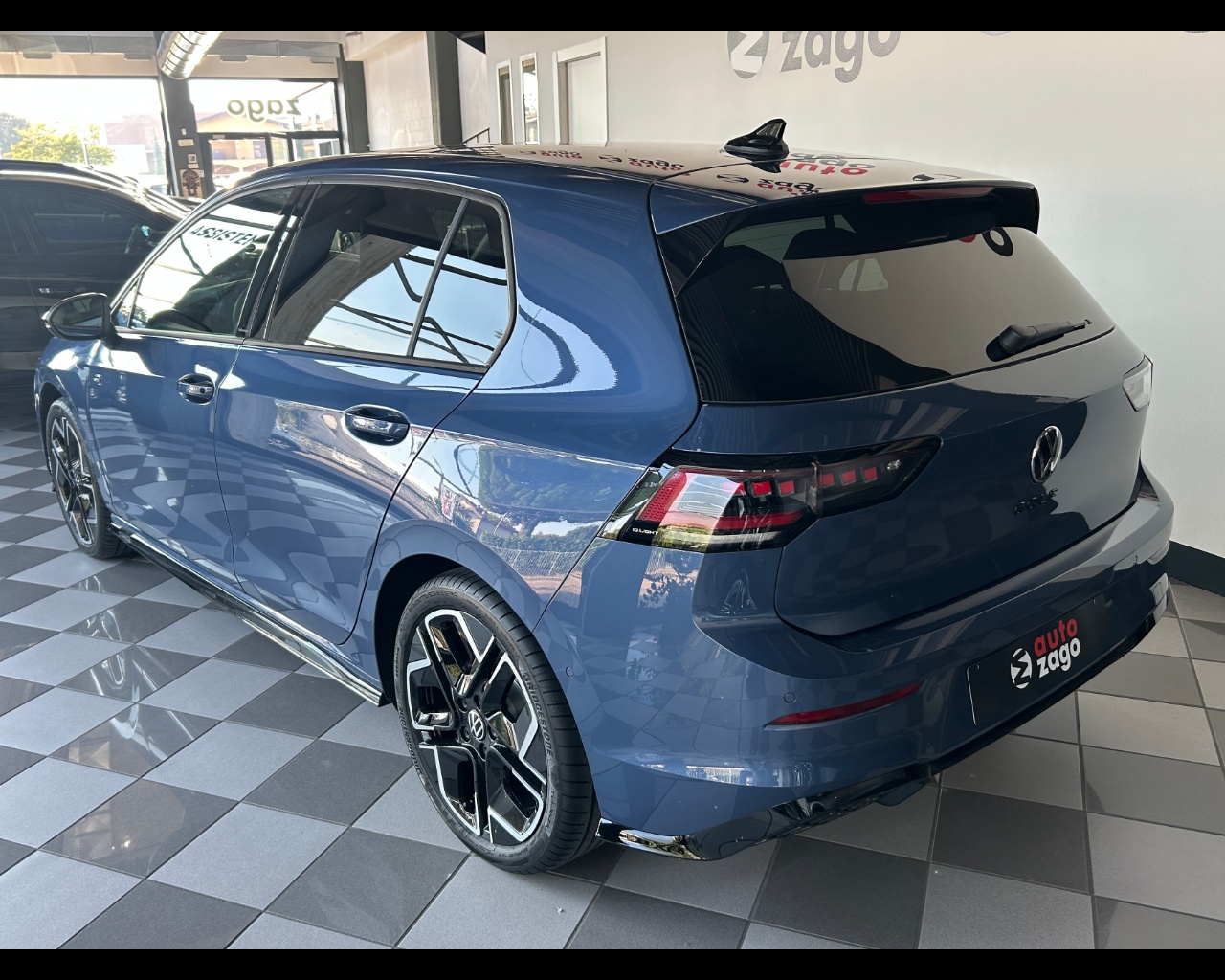 Volkswagen Golf 8ª serie Golf 1.5 eTSI 150 CV DSG R-Line - immagine 4