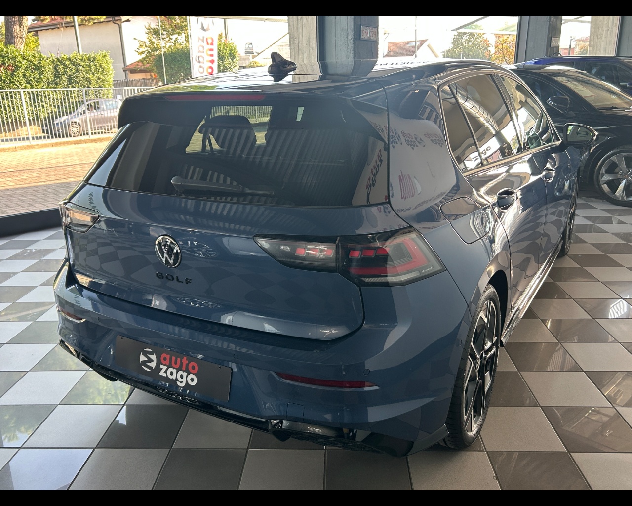 Volkswagen Golf 8ª serie Golf 1.5 eTSI 150 CV DSG R-Line - immagine 5