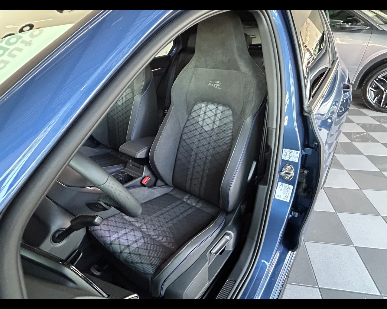 Volkswagen Golf 8ª serie Golf 1.5 eTSI 150 CV DSG R-Line - immagine 8