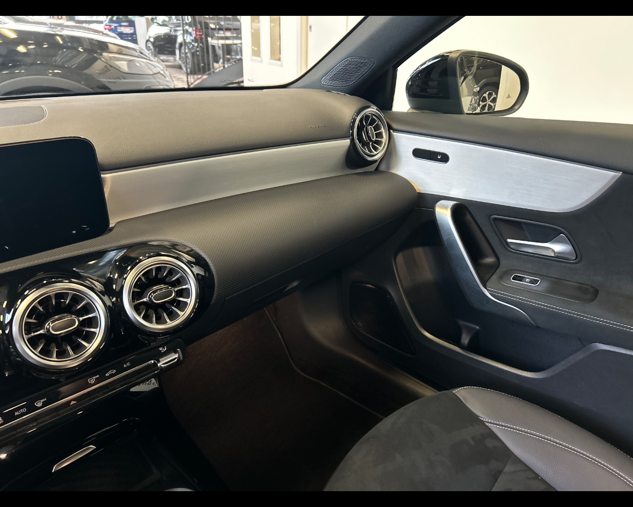 Mercedes-benz Classe a (w177) A 200 Automatic AMG Line Premium - immagine 29