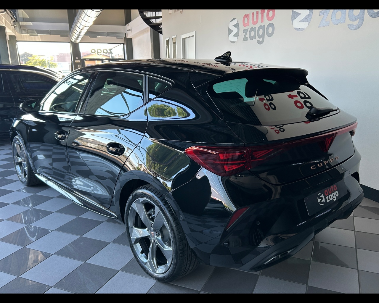 Cupra Leon 1.5 Hybrid 150 CV DSG - immagine 4